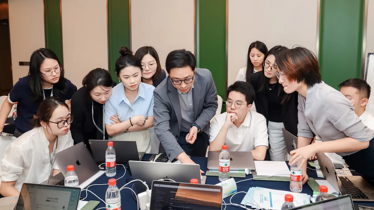天驰君泰杭州分所青训营分组研发现场，陈石作为实务导师指导第三组学员
