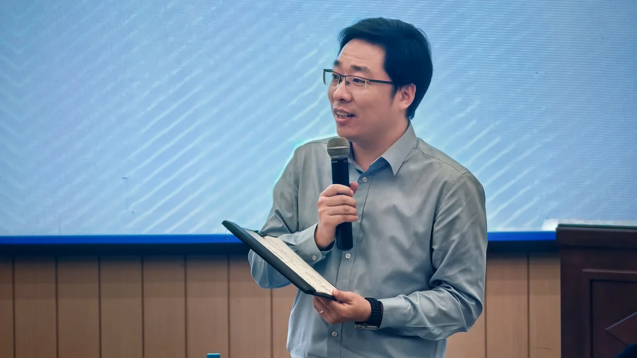 陈石手持话筒在 2026 年宁波青年律师训练营担任评委